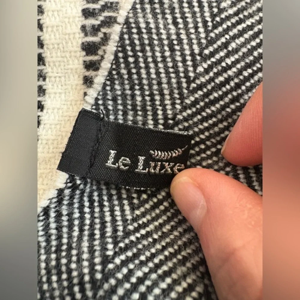 NWOT Women's Le Luxe Winter Scarf Fringe Black and White Striped Plaid Soft Warm